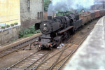 Juli 1984. 50 2146. Aue / Meine einzige Aufnahme von 50 2146 im Plandienst entstand im Juli 1984 im Bahnhof Aue. Die Maschine wurde zum damaligen Zeitpunkt von der Einsatzstelle Zwickau des Bw Reichenbach eingesetzt und ist hier vor dem Dg54307 von Zwickau nach Schwarzenberg zu sehen.