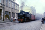 August 1984. 99 2322. Bad Doberan / Der ''Molli'' in den Straßen von Bad Doberan: bei solchen Bildern wird es besonders deutlich in welchem Maße sich unser Land in den letzten 20 Jahren verändert hat.