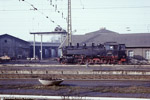 März 1985. 86 1501. Werdau / 86 1501 legt während einer Überführungsfahrt einen Zwischenstop in Werdau ein. Die Lokomotive wurde kalt geschleppt, die Treibstangen waren demontiert und lagen auf den Wasserkästen.