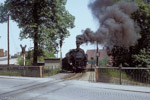 Mai 1985. 99 1731. Zittau / 99 1731 ist mit einem Güterzug zwischen Zittau Süd und Vorstadt unterwegs. Interessant ist der Bahnübergang im Vordergrund, befindet er sich doch in der Mitte einer Straßenbrücke über den Fluß Mandau.