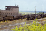 Juni 1985. 50 3600, 50 3628. Karl-Marx-Stadt Hilbersdorf / Bei den beiden vollständig zu sehenden Lokomotiven handelt es sich links um 50 3600 und rechts um 50 3628.
