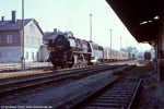 Sommer 1985. 50 3600. Zwönitz / 50 3600 steht abfahrbereit im Bahnhof Zwönitz mit einem Nahgüterzug nach Karl-Marx-Stadt. Daß die Lokomotive mit der Rauchkammer in Richtung Karl-Marx-Stadt stand, ist sehr ungewöhnlich, da normalerweise in diese Richtung immer Tender voraus gefahren wurde.