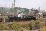 Oktober 1985. 50 3689. Karl-Marx-Stadt Hilbersdorf / 50 3689 steht mit einem Güterzug im Bahnhof Karl-Marx-Stadt Hilbersdorf abfahrbereit in Richtung Niederwiesa. Die im Hintergrund zu sehenden Gleisanlagen gehören zum Rangierbahnhof Hilbersdorf. Hier konnte man eine außergewöhnliche Rangiertechnik im Einsatz erleben: anstatt mit Lokomotiven wurden die Güterzüge mittels einer Seilablaufanlage bewegt. Damit verbunden war eine ebenfalls außergewöhnliche Geräuschkulisse. Von den sich zwischen den Schienen bewegenden flachen Wagen der Seilablaufanlage ging, wohl aus Sicherheitsgründen, ein ständiges ''Gebimmel'' aus.