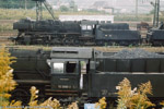 Oktober 1985. 50 3563, 50 3698. Karl-Marx-Stadt Hilbersdorf / Der äußere Zustand der beiden Maschinen ließe vermuten, daß 50 3698 genauso wie 50 3563 kalt abgestellt ist. Die kleine Dampffahne unterhalb des Führerhauses von 50 3698 verrät jedoch, daß dem nicht so ist.