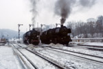 Februar 1987. 50 3145. 50 3694. Aue. . Sachsen / Die Zwickauer 50 3145 und die Auer 50 3694 treffen sich zur mittäglichen Stunde im Bahnhof Aue.