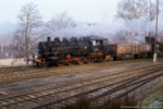 18. April 1987. 86 1056. Wechselburg. . Sachsen / Am frühen Morgen des 18. April 1987 erreicht 86 1056 mit einem Nahgüterzug aus Rochlitz den Bahnhof Wechselburg.