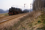 18. April 1987. 86 1056. Wechselburg. . Sachsen / Bis zur Mündung der Chemnitz in die Zwickauer Mulde verlaufen die Strecken nach Glauchau und Karl-Marx-Stadt parallel. 86 1056 verläßt hier den Bahnhof Wechselburg in Richtung Glauchau, das rechte Gleis führt weiter durch das Chemnitztal nach Karl-Marx-Stadt.