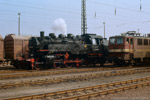 18. April 1987. 86 1056. 242 272. Glauchau. . Sachsen / Der Nahgüterzug hat das Ziel der Reise, den Bahnhof Glauchau, erreicht. 86 1056 fährt zum Drehen und Restaurieren ins Bw.