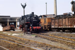 18. April 1987. 86 1056. Glauchau. . Sachsen / Die Mittagspause wurde im Bw Glauchau verbracht. Links ist übrigens noch der Ölbehälter von 50 0012 zu erkennen, die ebenfalls als Heizlok dienen sollte, aber nie zum Einsatz kam und 1985 in Zwickau verschrottet wurde.