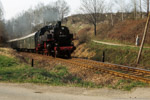 18. April 1987. 86 1056. Penig. . Sachsen / Am Ortsausgang von Penig überquert die Strecke die Straße nach Lunzenau.