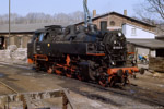 18. April 1987. 86 1056. Rochlitz. . Sachsen / 86 1056 während der Auffüllens der Kohlenvorräte. Auch einige Fahrzeuge der Fotografen wurden hier im Bild verewigt, unter anderem auch mein grünes S51.