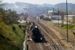 April 1987. 50 3694. Langenweißbach. . Sachsen / Hp1 für 50 3694 auf der Fahrt nach Aue. Im Bahnhof Fährbrücke dampfte es immer an allen Ecken und Enden, einerseits durch die Papierfabriken und andererseits wegen der ständig mit Rangieraufgaben beschäftigen feuerlosen Dampflokomotiven. Eine der feuerlosen Dampflokomotiven aus Fährbrücke blieb im Stadt- und Dampfmaschinenmuseum Werdau erhalten.