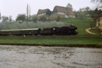 März 1987. 50 3688. Lunzenau. Göritzhain. Sachsen / Eine der wenigen Personenzugleistungen der Glauchauer Dampflokomotiven war der morgendliche Personenzug von Karl-Marx-Stadt nach Rochlitz durch das Chemnitztal. Auf dem Bild zu sehen ist 50 3688 mit eben diesem Zug in der Nähe von Göritzhain.
