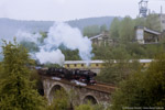 30. Mai 1987. 50 3145. 50 3551. Bad Schlema. . Sachsen / Kurz vor dem Bahnhof Niederschlema überquert die Strecke die Mulde auf einer Steinbogenbrücke vor der Kulisse des Wismut Schachtes 371. Hier, wie auch an anderen Stellen in Sachsen und Thüringen, wurde Uranerz vorwiegend für die militärische Verwendung gefördert. Mit einer Tiefe von 1800m war dabei der Schacht 371 einer der tiefsten Deutschlands.