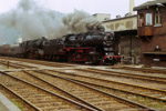 30. Mai 1987. 50 3145. 50 3551. Bad Schlema. . Sachsen / Der Zug hat den Bahnhof Niederschlema erreicht. Gut zu erkennen ist hier auch der eingangs erwähnte Flieder aus Pöhlau.