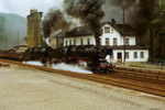 30. Mai 1987. 50 3145. 50 3551. Lauter-Bernsbach. Lauter(Sachs). Sachsen / Mit Volldampf wird der Bahnhof Lauter durchfahren.