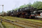 30. Mai 1987. 50 3145. 50 3551. Schwarzenberg/Erzgebirge. . Sachsen / Das Ziel der Fahrt, der Bahnhof Schwarzenberg, ist erreicht. Hier ist nun erstmals auch genügend Zeit einen genaueren Blick auf die Anschriften an der Front von 50 3145 zu werfen: ''30.5.1987 / DAMPF ADE / DIESEL OJE!''.