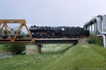 30. Mai 1987. 50 3551. Zwickau. . Sachsen / Die endgültig letzte planmäßige Fahrt einer Dampflokomotive der Einsatzstelle Zwickau war die abendliche Übergabe zum Betriebsbahnhof Pöhlauer Straße. Hier im Bild zu sehen ist 50 3551 auf der Muldenbrücke bereits während der Rückfahrt zum Hauptbahnhof.