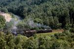 Juli 1987. 50 3600. Bad Schlema. . Sachsen / Blick von einer der zahlreichen Abraumhalden des Uranbergbaus in das Tal der Zwickauer Mulde auf 50 3600, die gerade mit einem Güterzug den Schlemaer Tunnel in Richtung Aue verlassen hat. Bei der Sanierung der Strecke in den Jahren 2002/03 wurde der hier zu sehende Abschnitt auf ein Gleis zurückgebaut.