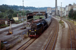 August 1987. 50 3616. Wilkau-Haßlau. . Sachsen / 50 3616 passiert mit P 5696 die ehemalige Umladehalle der Schmalspurstrecke nach Carlsfeld im Bahnhof Wilkau-Haßlau.