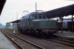 August 1987. 254 115. Werdau. Leubnitz. Sachsen / 254 115 kam aus Richtung Zwickau als Vorspannlok mit einem Personenzug, der nach einem Lokwechsel im Bahnhof Werdau seine Fahrt in Richtung Wünschendorf fortsetzen wird.