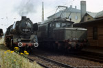 August 1987. 50 3600. 254 110. Werdau. Leubnitz. Sachsen / Eine Begegnung zwischen 50.35 und E94 auf dem Streckenabschnitt zwischen Zwickau und Werdau war 1987 keine Seltenheit. Zufall war allerdings, genau die richtige Stelle für eine solche Aufnahme abzupassen.