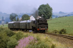 August 1987. 86 1056. Schlettau. . Sachsen / Bis auf eine Ausnahme begannen alle Züge nach Crottendorf im Bahnhof Schlettau. Die Ausnahme war P 19643, der werktags seine Fahrt nach Crottendorf in Scheibenberg begann. Die Überführung nach Scheibenberg erfolgte dabei als Leerreisezug, der hier zwischen Schlettau und Scheibenberg zu sehen ist.