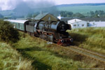 August 1987. 50 3670. Sankt Egidien. . Sachsen / 50 3670 vor P19677 hat den Bahnhof St. Egidien gerade verlassen. Für die 10,4 km lange Strecke nach Oelsnitz (Erzgeb.) mit zwei Unterwegshalten sah der Fahrplan für diesen Zug eine Fahrzeit von 13 Minuten vor.