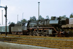 August 1987. 50 3670. Oelsnitz/Erzgebirge. . Sachsen / 50 3670 drückt den Wagenpark des P19677 zurück. Dieser wird bis zum nächsten Einsatz im Bahnhofsbereich abgestellt.