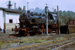 September 1987. 86 1333. Glauchau. . Sachsen / 86 1333 steht angeheizt im Bw Glauchau und wartet auf die Überführung nach Erfurt. Dort wird sie zur Fahrzeugausstellung im Bahnhof Erfurt West anläßlich des 34. MOROP-Kongresses erwartet.