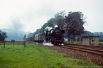 September 1987. 50 3628. Langenweißbach. Weißbach. Sachsen / 50 3628 befindet sich mit Spitzendruck auf dem Kessel und dem Dg 54309 am Zughaken auf der Fahrt von Zwickau nach Aue.
