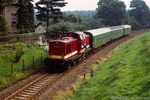 Bild des Monats Mai 2005. Hohndorf. . Sachsen / Eine Lokomotive der Baureihe 110 oder 112, ein paar Bghw Wagen und ein dreiachsiger Gepäckwagen: so oder so ähnlich sah der typische Personenzug auf vielen Nebenstrecken der Deutschen Reichsbahn Mitte der 1980er Jahre aus. Hohndorf, September 1987.