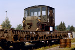 Oktober 1987. ASF 01. Werdau. Leubnitz. Sachsen / 1987 transportierte die Eisenbahn Akkuschleppfahrzeuge noch auf Güterwaggons, die ''moderne'' Bahn benutzt hierfür Lastkraftwagen.