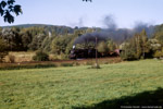 10. Oktober 1987. 50 3616. Hartenstein. . Sachsen / Am 30. September sollte der planmäßige Dampfbetrieb im Bahnbetriebswerk Aue eigentlich beendet werden. Doch schon wenige Tage später bespannte man mit der 50 3616 den Dg 54309 wieder von Zwickau nach Aue.