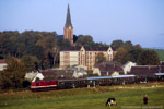 10. Oktober 1987. Baureihe 110 [DR]. Hohndorf. . Sachsen / Auf der Fahrt nach St. Egidien passiert ein Personenzug die Ortslage von Hohndorf.