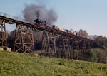 31. Oktober 1987. 50 3145. Raschau-Markersbach. Markersbach. Sachsen / In Markersbach verließ die Strecke das Tal, um die 140 Meter Höhenunterschied bis zum Bahnhof Scheibenberg zu überwinden.