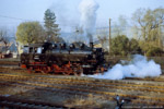 31. Oktober 1987. 86 1056. Schlettau. . Sachsen / Nachdem die aus Crottendorf mitgebrachten Güterwaggons für den nächsten Nahgüterzug bereitgestellt worden waren, mußte schon der nächste Personenzug nach Crottendorf bespannt werden.