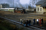 31. Oktober 1987. 86 1056. Schlettau. . Sachsen / Vor der Abfahrt nach Crottendorf füllt 86 1056 ''unter Aufsicht'' ihre Wasservorräte auf.