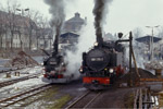 Bild des Monats November 2005 . .  / Anläßlich einer Sonderfahrt im Jahr 1988 entstand dieses Bild von 99 606 und 99 1771. 99 606 gelangte später als Exponat ins Verkehrsmuseum Nürnberg. Am 14. Oktober 2005 kehrte sie nach Sachsen zurück. Als Leihgabe des VSSB an den FHWE hat die Lokomotive nun eine neue Heimat im Carlsfelder Heizhaus gefunden.
Dippoldiswalde, 13. Februar 1988.