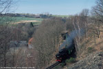 3. Februar 2002. 99 1747. Seifersdorf / 99 1747 vor RB 27828 nach Kipsdorf. Ursprünglich verlief die Strecke im Tal, mußte aber später durch den Bau der Talsperre Malter auf den rechten Talhang verlegt werden.