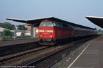 13. Mai 2002. 219 084. Zeitz / 219 084 mit RE 16215 von Leipzig nach Gera im Bahnhof Zeitz.