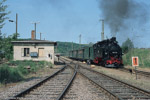 Mai 2002. 99 713. Freital-Potschappel / 99 713 auf der Fahrt von Freital-Potschappel nach Hainsberg. Das Dreischienengleis wird immer noch planmäßig von Zügen beider Spurweiten befahren.