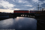 11. Juli 2002. 219 071. Dresden / Auf der Rückfahrt nach Görlitz überquert 219 071 die Elbe über die ''alte'' Marienbrücke, im Vordergrund ist die Baustelle der südlichen, ''neuen'' Brücke erkennbar.