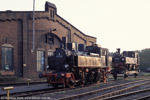 23. August 2002. 98 001, 99 1566. Chemnitz / Fahrzeugausstellung zum 12. Heizhausfest im Sächsischen Eisenbahnmuseum Chemnitz-Hilbersdorf.