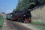 8. September 2002. 99 1762. Freital-Hainsberg / Der Zug verläßt das Dreischienengleis und unterquert anschließend die Güterzugeinfahrt des Normalspurteils in Freital-Hainsberg.