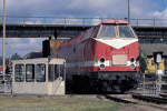 28. September 2002. 219 042. Chemnitz / ''Tag der offenen Tür'' im Bahnwerk (ehem. RAW) Chemnitz. Die Tafel an der Lokomotivfront erinnert an den Abschied von der Baureihe 219 und enthält folgende Aufschrift: Leb wohl, U-Boot! Abschied der BR 219 ich tauche jetzt für immer ab... blubb! *1976, +2002.