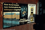 2003. Hinweisschild. Zwickau / ''Hast Du bei besetztem Einfahrgleis die Hilfssperre angelegt?''