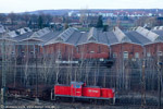 2003. 290 039. Zwickau / Um die notwendige Reibungsmasse für Bremsvorgänge zu erreichen, sind die Rangierlokomotiven am Zwickauer Ablaufberg mit einem sechsachsigen, mit Betonteilen beladenen Bremswagen gekuppelt. Die Hallen im Hintergrund gehören zum AW Zwickau, welches zum Zeitpunkt der Aufnahme noch! in Betrieb war.