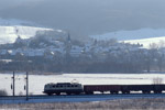 Bild des Monats Februar 2005 . .  / Strahlender Sonnenschein und Schnee bis ins Flachland war zu Weihnachten 2003 im Saaletal zu erleben. Eine unbekannte 140er ist hier mit einem Güterzug von Saalfeld nach Engelsdorf unterwegs und passiert gerade Kunitz, einen Stadtteil von Jena.
Jena, 24. Dezember 2003.