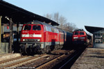 29. Dezember 2003. 218 307, 218 451. Quedlinburg / In Quedlinburg kreuzen stündlich die Züge der Strecke Magdeburg - Thale. Sehr interessant ist auch das Zwergformsignal unter der Bahnsteigüberdachung am linken Bildrand.